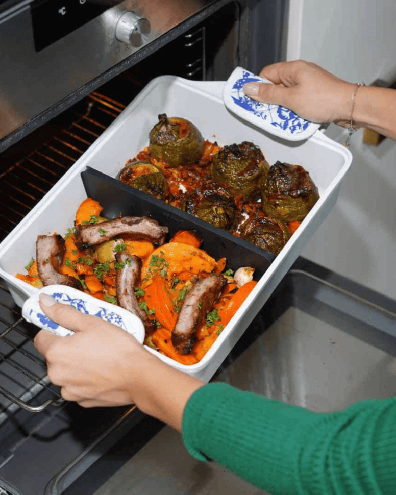 Plat ajustable Cookut en teinte polaire, avec séparateur breveté pour personnaliser la taille de vos plats.

