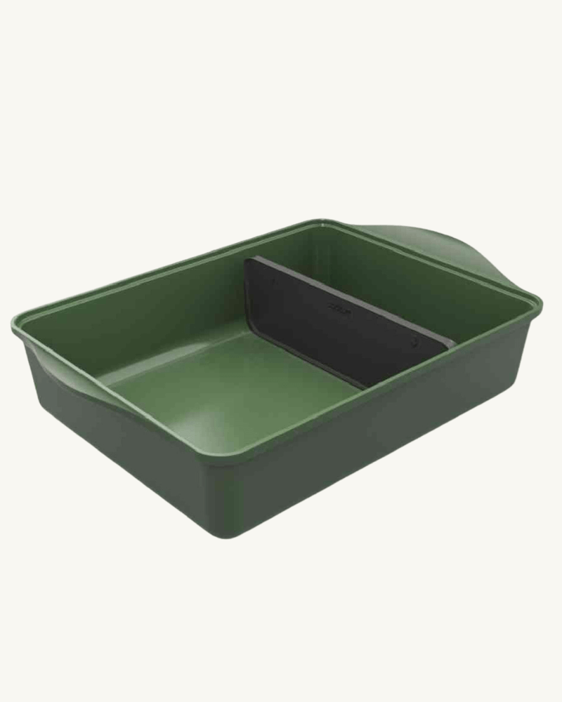 Plat universel Cookut en teinte Fougère, avec séparateur breveté en silicone pour s'adapter à toutes vos créations culinaires au four.