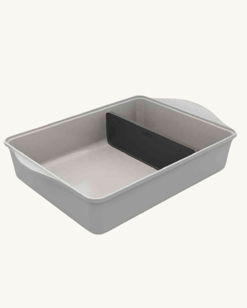 Plat universel Cookut en teinte perle, parfait pour cuisiner tous vos plats, avec séparateur breveté pour un ajustement facile.