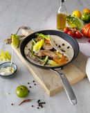 Poêle Castel’Pro Cristel compatible induction, cuisson uniforme et précise.