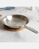 Poêle basse Cristel Castel’Pro en inox 5-ply finition miroir avec poignée rivetée.