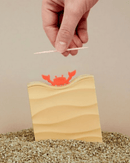  Porte cure-dents Sebastian Balvi rouge représentant un crabe tenant des cure-dents dans ses pinces de façon ludique et hygiénique.