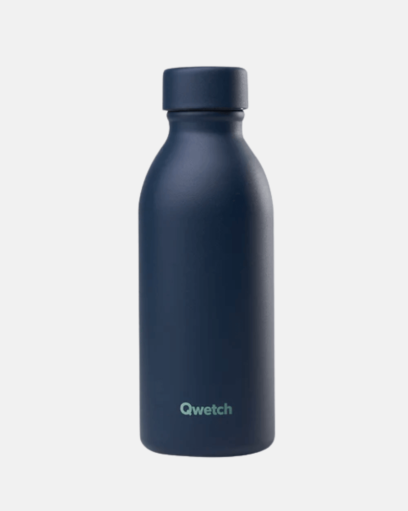 Bouteille Qwetch, avec une finition en inox recyclé, conçue pour maintenir vos boissons à température, tout en étant résistante et écologique.
