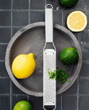 Râpe Zesteur Microplane Professional, conçue en acier inoxydable, idéale pour zester agrumes et râper fromage et légumes avec précision. Outil essentiel pour les chefs et les passionnés de cuisine.