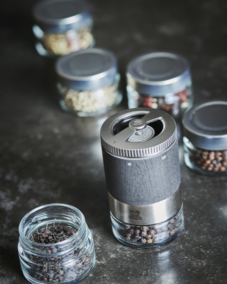 Réservoirs en verre pour moulin Peugeot Maestro, parfaits pour créer un bar à poivres et expérimenter différentes variétés d’épices.