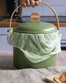 Accessoire de compostage écologique pour la gestion des déchets organiques à domicile.