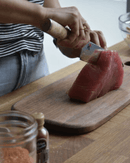 Santoku 5000 MCD Miyabi Decoupe sur planche en bois