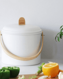 Accessoire de cuisine écoresponsable pour la gestion des déchets alimentaires.