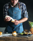 Tablier Alaskan Maker denim foncé, modèle N°325, robuste et élégant.