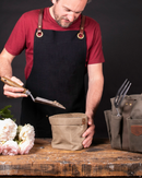 Tablier Alaskan Maker N°173 en lin noir lavé, doux et respirant.