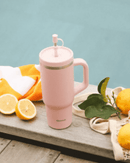 Travel Cup Qwetch 900 ml en acier inoxydable recyclé avec paille intégrée.