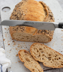 Découpe d’un pain avec le couteau à pain Arcos Manhattan 20 cm