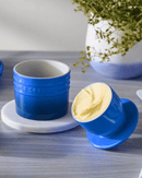 Beurrier à eau Le Creuset bleu – en situation sur table – beurre prêt à tartiner