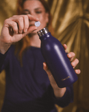 Vue frontale de la bouteille isotherme Icon violet & Or Qwetch