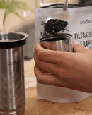 Carafe filtrante AKUA Cookut en verre avec filtration au charbon de coco pour eau pure et sans plastique.
