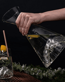 Carafe à eau Mont Blanc TOPOGRAPHIC de la marque Alaskan Maker, en verre 100% cristallin avec un motif topographique en 3D inspiré des reliefs du Mont Blanc. Élégante et durable, idéale pour servir de l'eau ou des boissons variées.
