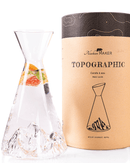 Carafe à eau Mont Everest Alaskan Maker en verre 100 % cristallin avec motif en 3D inspiré des reliefs du Mont Everest. Idéale pour servir des boissons avec élégance.
