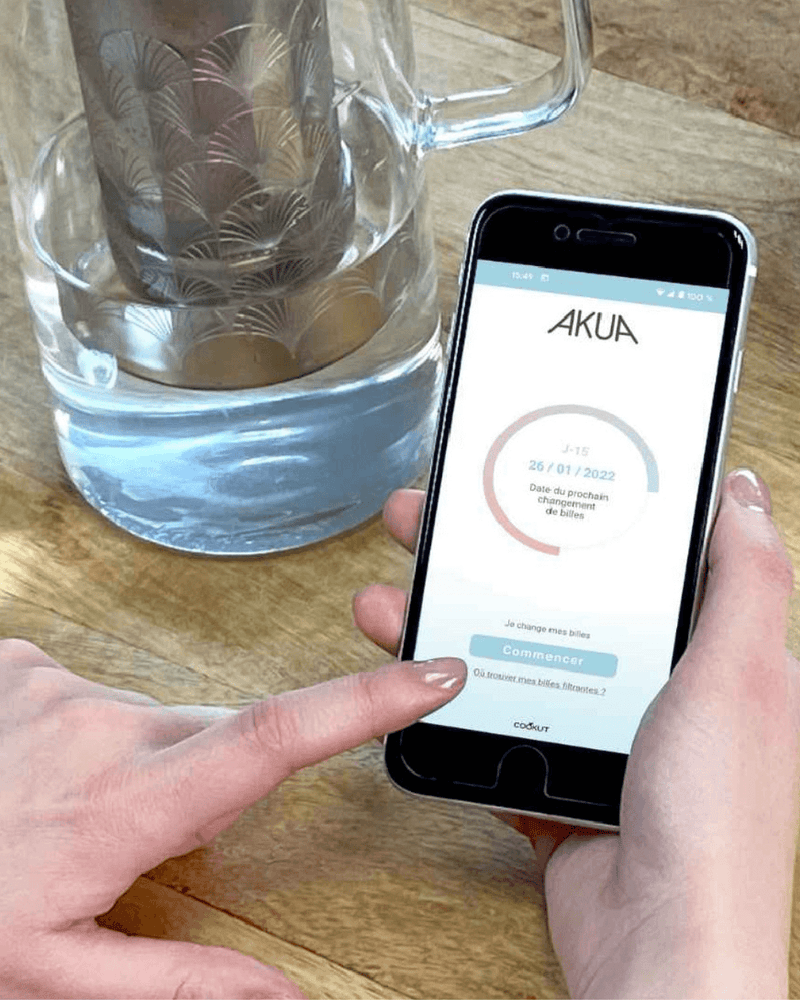 Carafe filtrante AKUA Cookut en verre avec filtration au charbon de coco pour eau pure et sans plastique.
