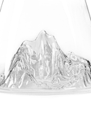 Carafe à eau Mont Everest Alaskan Maker en verre 100 % cristallin avec motif en 3D inspiré des reliefs du Mont Everest. Idéale pour servir des boissons avec élégance.

