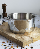 Série de casseroles Cristel en inox 18/10 brillant avec manche amovible, comprenant 3 modèles de 16 cm, 18 cm et 20 cm de diamètre, idéale pour une cuisson uniforme sur tous types de feux, y compris l'induction. Design élégant en finition miroir, compatible avec le lave-vaisselle et le four