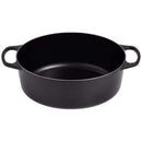 Cocotte en fonte ovale noir mat Le Creuset, idéale pour une cuisson homogène et savoureuse de plats mijotés.

