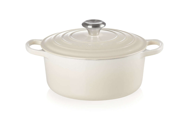 Cocotte en fonte ronde meringue Le Creuset, pour une cuisson homogène et douce de plats mijotés.