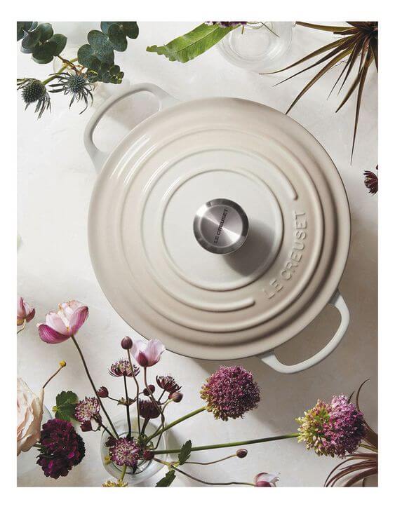 Cocotte en fonte ronde meringue Le Creuset, pour une cuisson homogène et douce de plats mijotés.