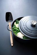 Cocotte en fonte ronde noir mat Le Creuset, idéale pour une cuisson homogène et douce de plats mijotés.

