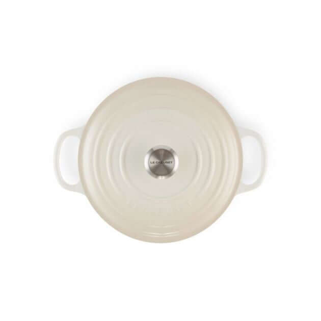 Cocotte en fonte ronde meringue Le Creuset, pour une cuisson homogène et douce de plats mijotés.