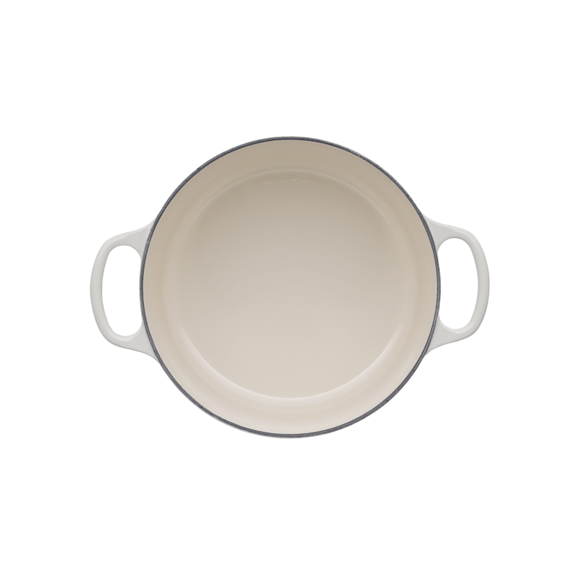 Cocotte en fonte ronde meringue Le Creuset, pour une cuisson homogène et douce de plats mijotés.