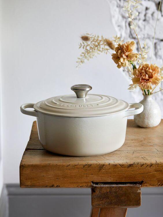 Cocotte en fonte ronde meringue Le Creuset, pour une cuisson homogène et douce de plats mijotés.