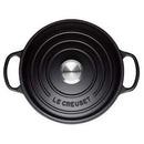 Cocotte en fonte ronde noir mat Le Creuset, idéale pour une cuisson homogène et douce de plats mijotés.

