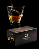 Coffret 2 verres PURE DELISSEA avec un verre en train de se remplir de boisson, design élégant sur fond noir.