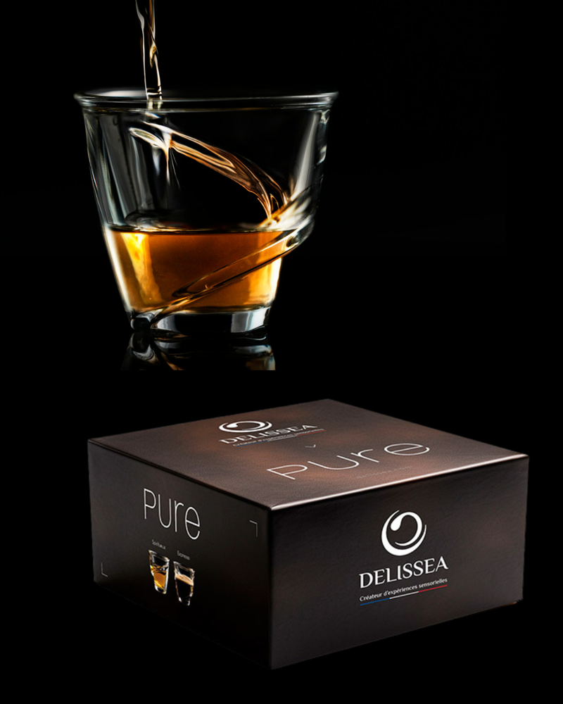 Coffret 4 verres PURE 10cl DELISSEA avec un verre en cristal et un liquide doré versé.