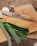 Lame lisse en acier inoxydable forgé du couteau Santoku Le Thiers.
