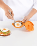 démoulage de l’œuf dans la pocheuse lekué à l'aide d'une cuillère.