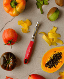 Économe à lame dentelée Microplane, outil de cuisine ergonomique avec lame en acier inoxydable, idéal pour peler fruits et légumes rapidement et facilement.

