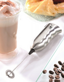 Préparation d’une mousse de lait pour cappuccino avec le GEFU MARCELLO