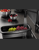  Utilisation de l’égouttoir DRENARE GEFU pour laver des légumes frais.