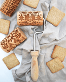 Mini rouleau bois empreinte Bonhomme pain d'épices Scrapcooking pour des biscuits en relief.