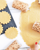Mini rouleau bois empreinte étoile Scrapcooking pour créer des biscuits en relief.