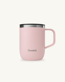 Gros plan sur le mug isotherme QWETCH avec anse ergonomique.

