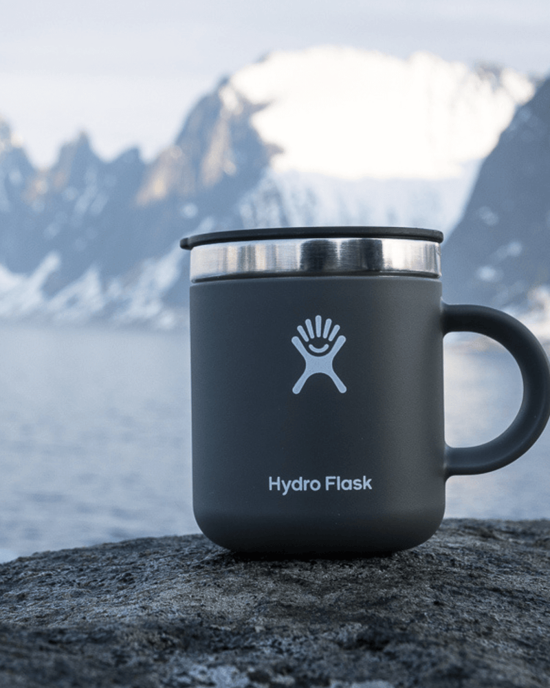 Mug Hydro Flask 355 ml avec poignée, idéal pour conserver la température des boissons chaudes ou froides.

