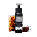 Cafetière nomade OXO – packshot avec carafe & réservoir Tritan Renew
