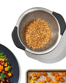 Égoutter pâtes, céréales ou riz avec la passoire inox OXO 2,8 