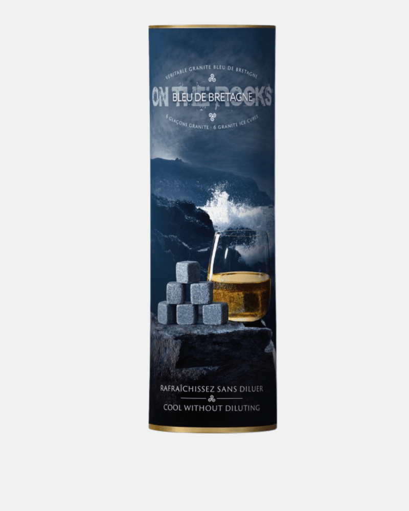 Pierres en granit bleu de Bretagne dans un verre de whisky – fraîcheur sans dilution
