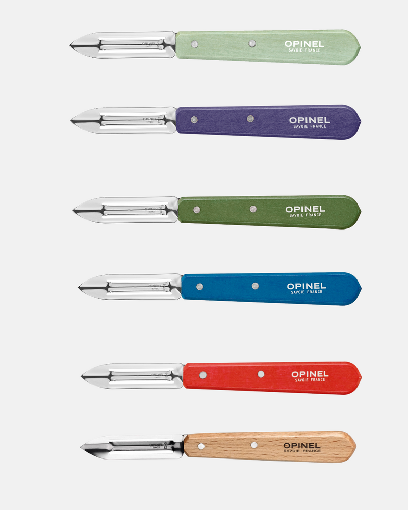 Éplucheur Opinel N°115 avec lame inox et manche en bois de charme verni.