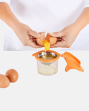 on casse l’œuf au dessus d'un verre pour retirer l’excédent d'eau. Pocheuse lekué