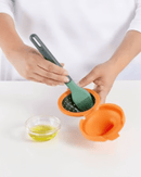 mettre un peu de matière grasse avant de casser votre œuf dans votre pocheuse lekué