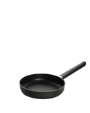  Poêle EcoLite Woll en utilisation, avec une cuisson sans graisse grâce à son revêtement anti-adhésif écologique.